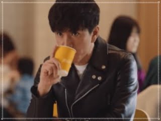 キムタクのコーヒーの持ち方,マックのCM画像